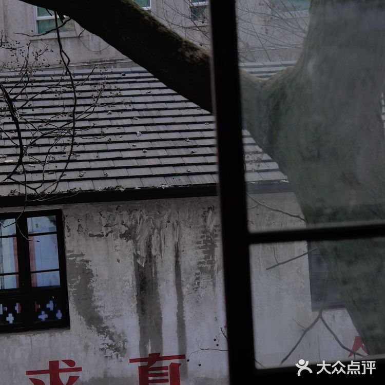 游人如织山城巷