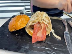 芝士牛肉汉堡-布鲁豪斯亲子欢乐家庭餐厅