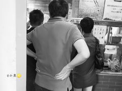 店员不顾长队在聊天-黄连大头华烧鹅店(大良店)