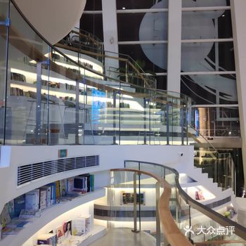 前几天住的酒店旁边是一栋巨大的玻璃房子,每天早出晚归