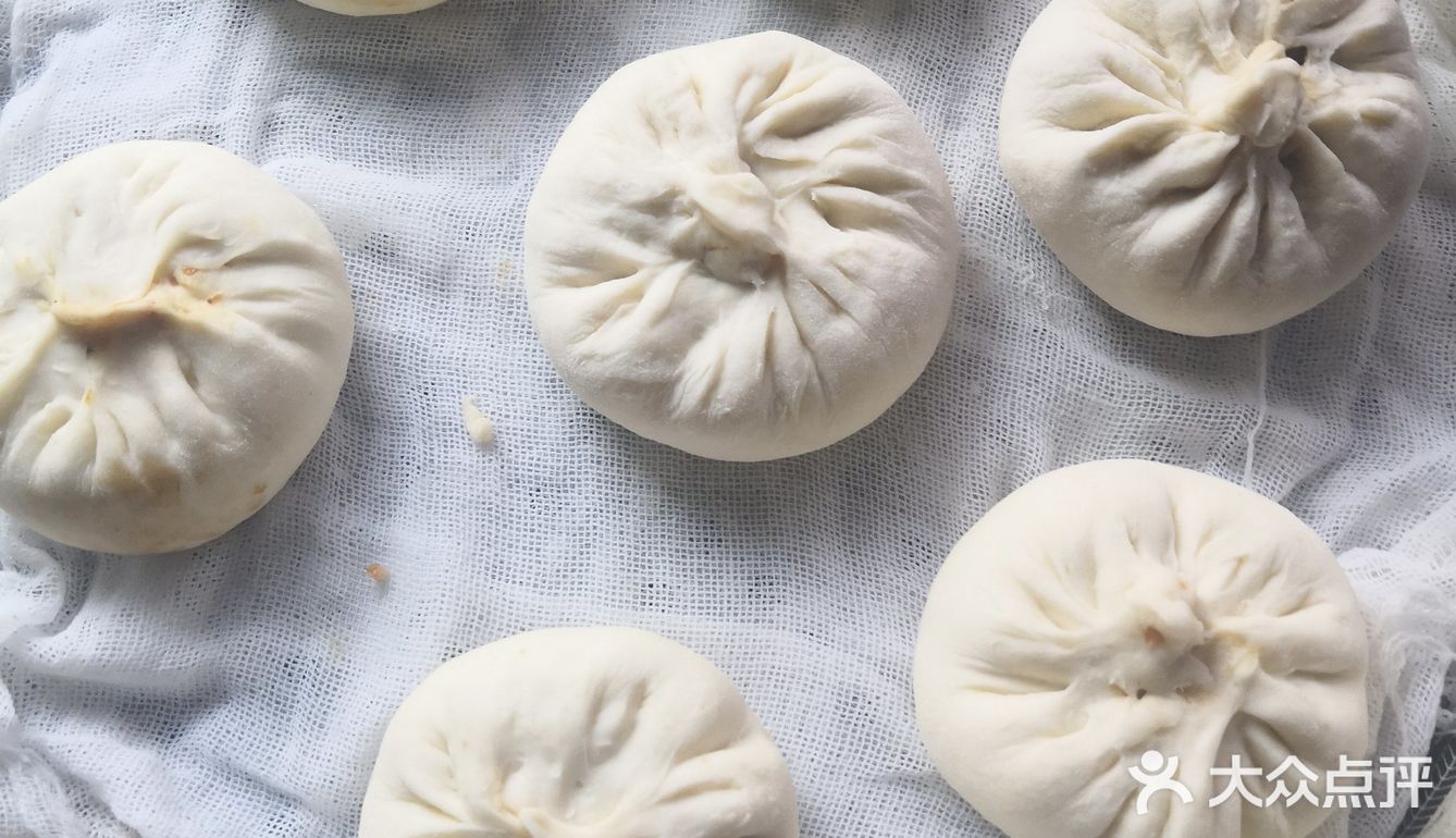 前腿肉250克,大葱切花,姜粒,盐,生抽,老抽