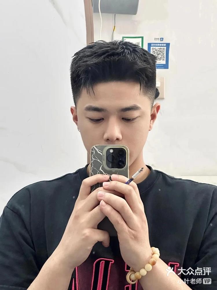 很多男生喜欢剪寸头发型,主要是因为没有过多的打理技巧,早上起床就