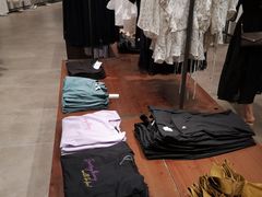 -URBAN REVIVO(高德置地广场·春广场店)