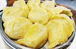 Sour Cabbage Steamed Dumplings with Noodle Soup