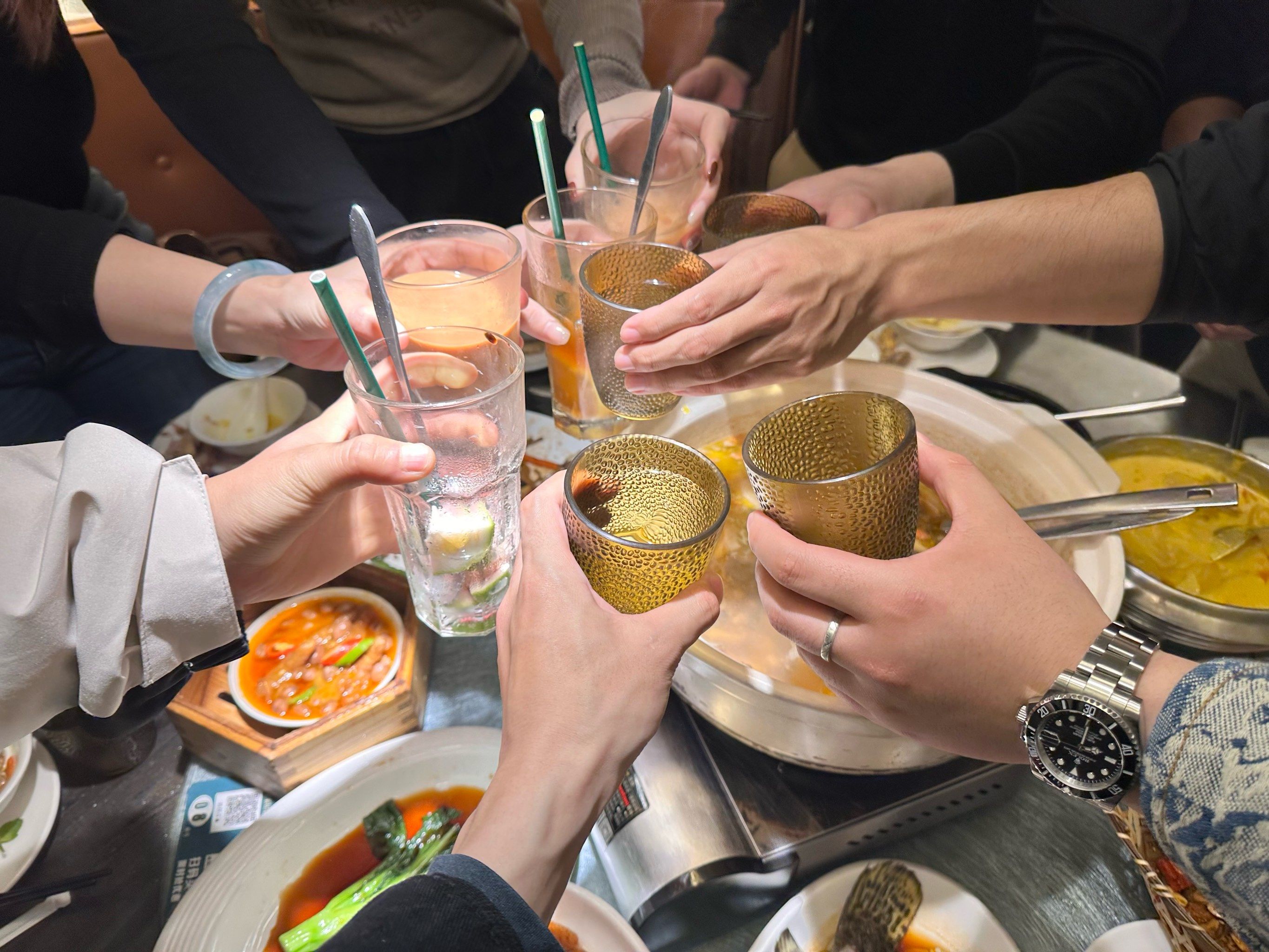 干杯吧,为了友谊