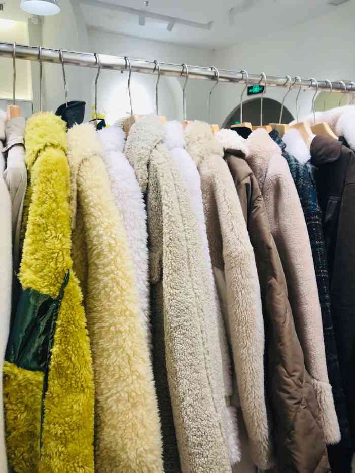 shetoreads(龙湖杭州西溪天街店)-"哈,逛街路过,发现门口展台的绿色