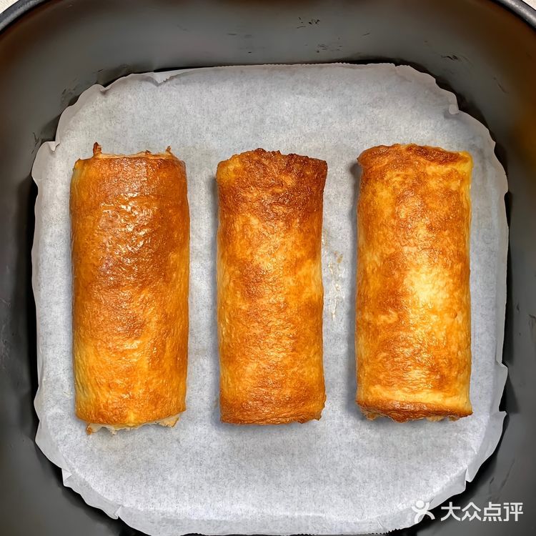 空气炸锅180度正反各10分钟。挤上沙拉酱、番茄酱