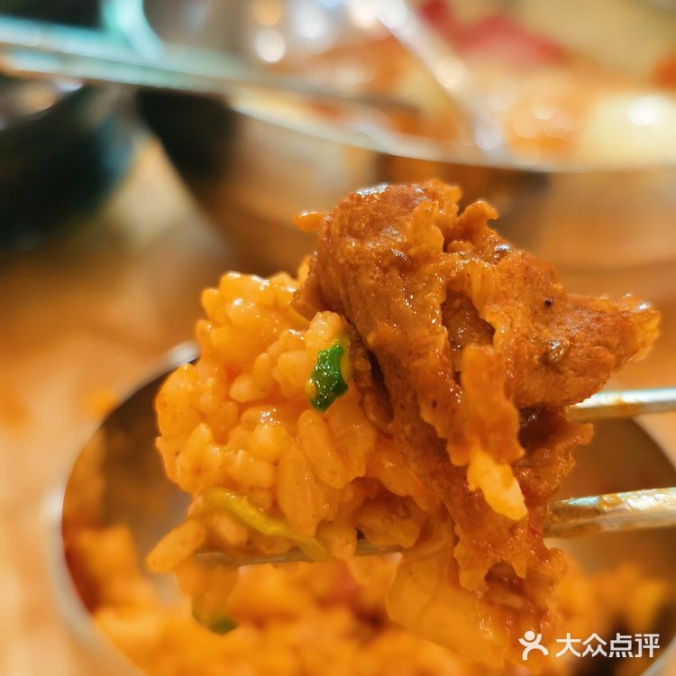 菜品：石锅香肠拌饭，炒年糕，铁板肥牛，冷面