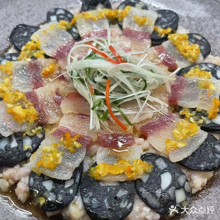 菜品属于淮扬菜系，服务员推荐了几道冬季时令菜