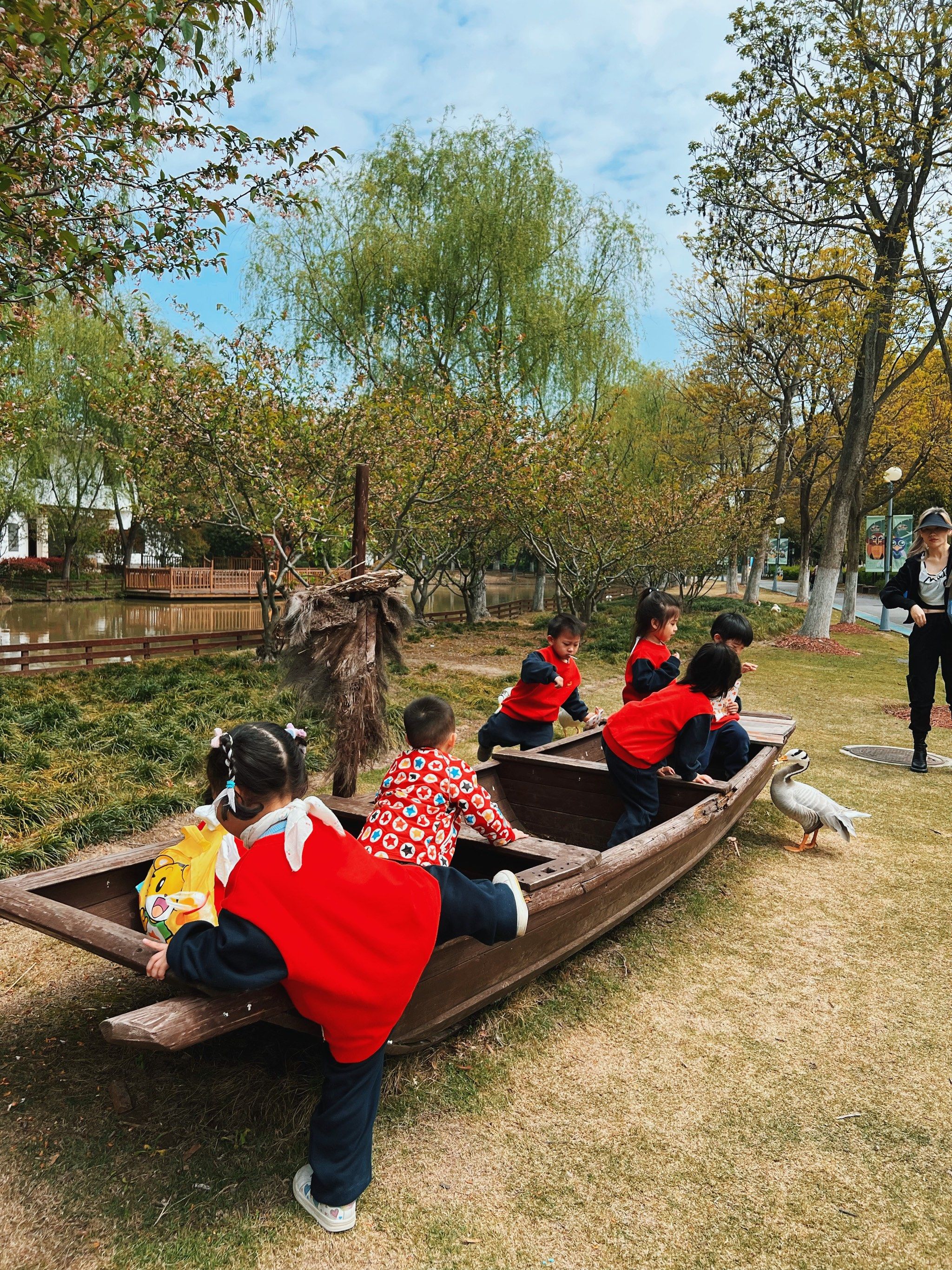 n樱花季退场,春游季陆续开启\n一群小娃娃叽叽喳喳了一路\n拉手拍照