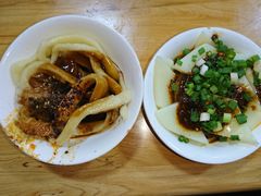 左：甜水麵；右：碗豆涼粉-洞子口张老二凉粉(文殊院店)