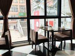 靠窗位-小城故事餐饮服务有限公司