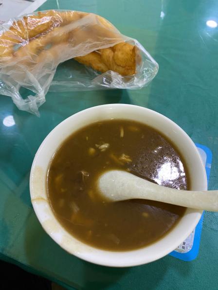 一碗胡辣汤配个油条,在学校早起的动力啊!