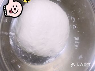 擀成中间厚边上薄的面皮，把事先调好的馅包入