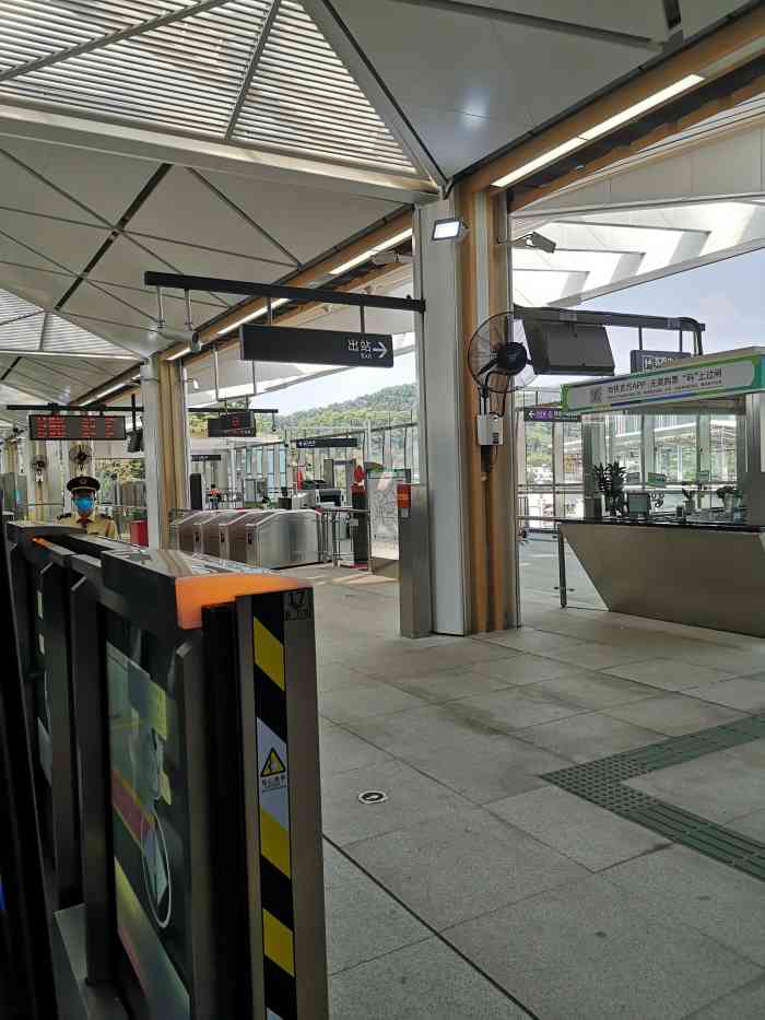 长平地铁站-"21号线的一个高架地面站,位于黄埔,靠近.