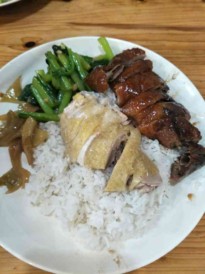 湛江烧腊快餐"湛江烧腊快餐位于龙华街道建达路桦润馨居1.