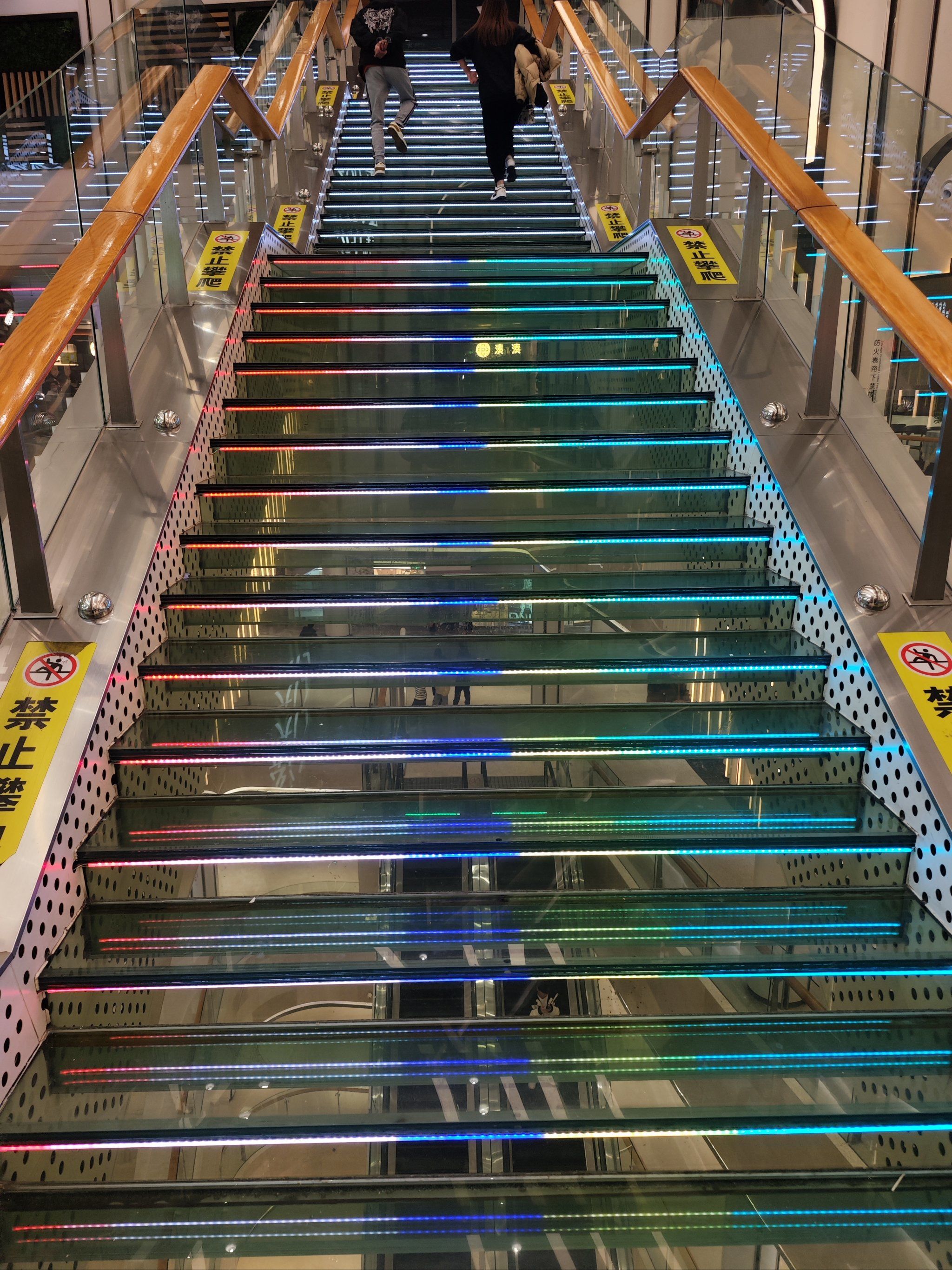 商场里超刺激的透明楼梯