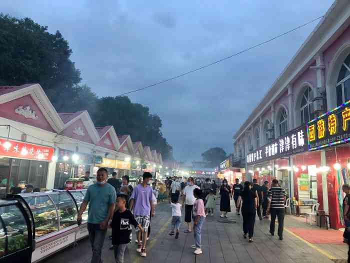 布尔津河堤夜市