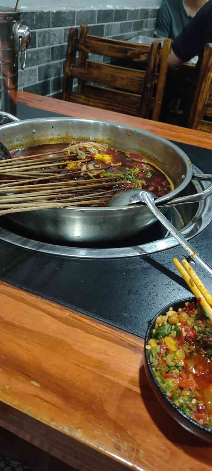 成都老王串串香(普陀路总店)-"[薄荷]环境:店里面感觉环境太小了拿菜.