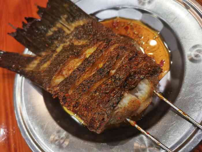 打分 这里的**鱼尾烤的一绝,鱼肉鲜嫩,很入味,烧烤小游手艺很棒!