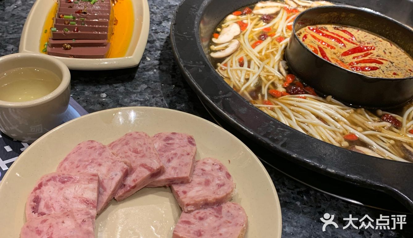 大家对吃辣的实力，看看这个锅底上面漂浮着一层辣椒