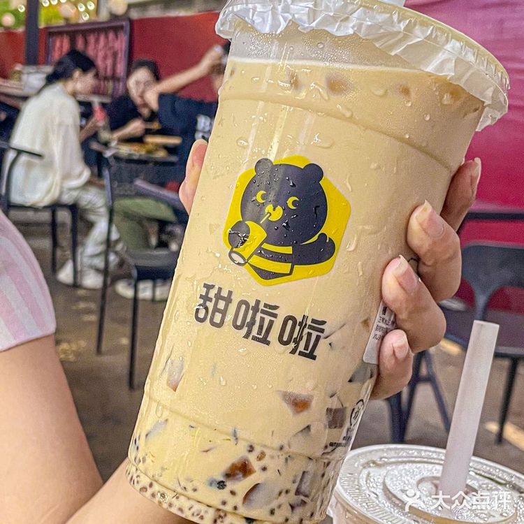 哦谢!水桶闺蜜吃个面都要上桶装奶茶?!