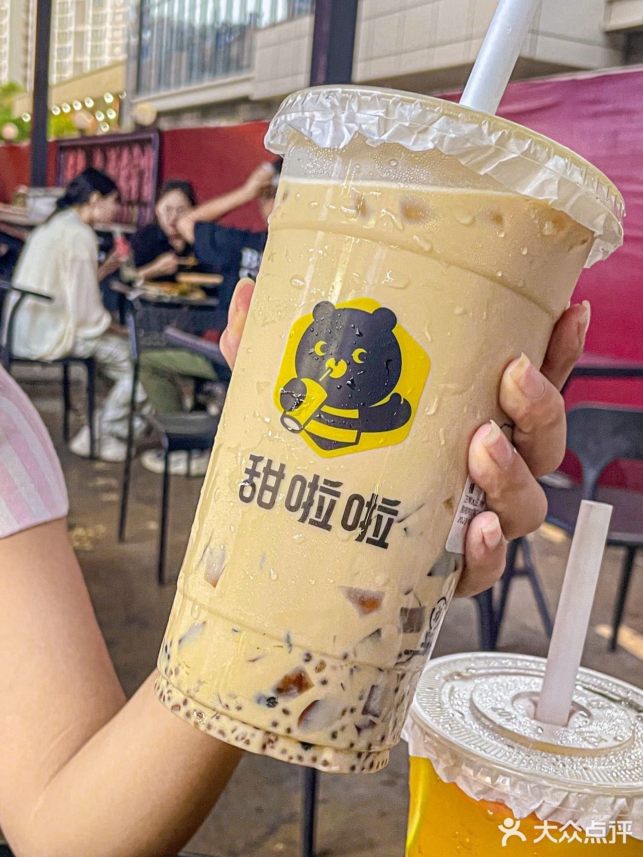 哦谢！水桶闺蜜吃个面都要上桶装奶茶？！