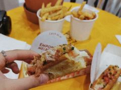 -Pinchy's Lobster & Champagne Bar