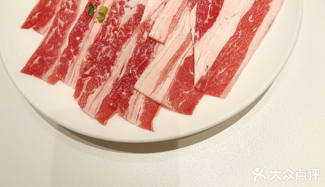 在牛角吃烤肉会验证烤肉吃五分或七分熟真的肉质口感会绝佳