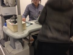 耐心细致入微的科技验光-JINS(上海环球金融中心店)
