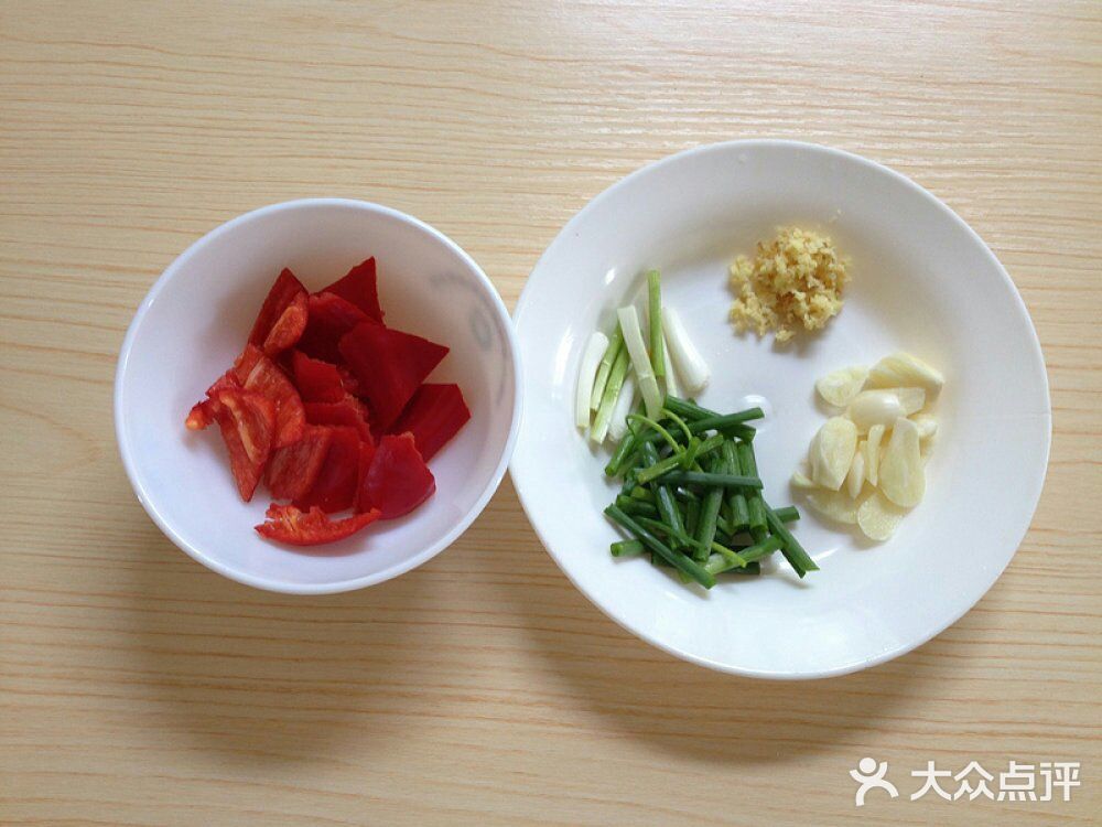 茄子去蒂洗净后用毛巾擦干水分