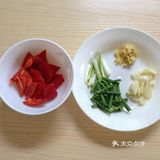 茄子去蒂洗净后用毛巾擦干水分