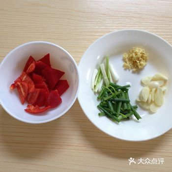 茄子去蒂洗净后用毛巾擦干水分
