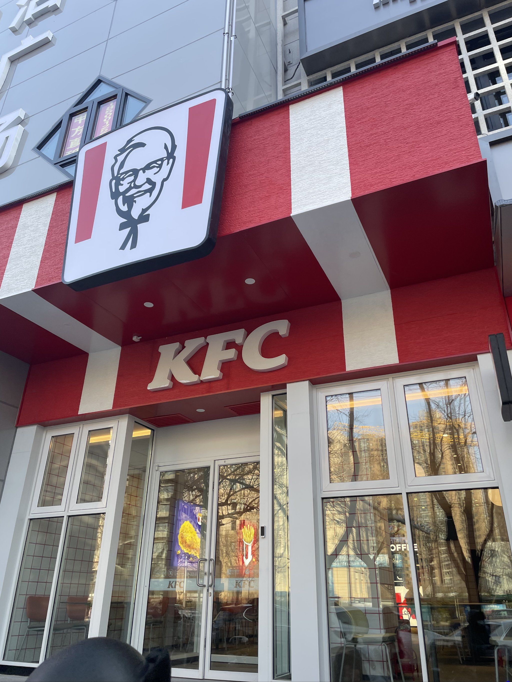 赶上咯
店里的小圆凳好可爱的样子

#0元玩转这座城#肯德基#肯