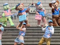 -小镇影院迪士尼小熊Duffy与他的朋友合影地