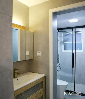 卫生间做了三分离设计，独立的洗手台+独立的如厕区+玻