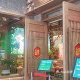 果然名不虚传，筱爷叔位于云廊黄金铺位，一眼就找到了