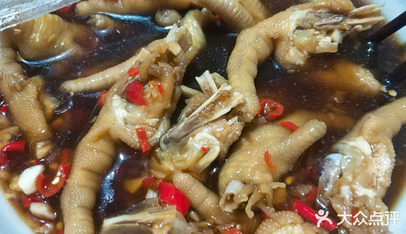 加入矿泉水至淹没过鸡脚，翻拌均匀