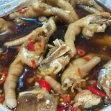 加入矿泉水至淹没过鸡脚，翻拌均匀
