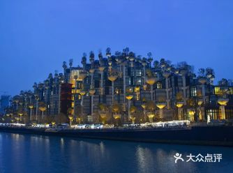 我还以为那是什么呢？原来是个商场
