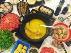 浓厚原只鸡煲花胶汤-鲜入围煮花胶鸡海鲜火锅