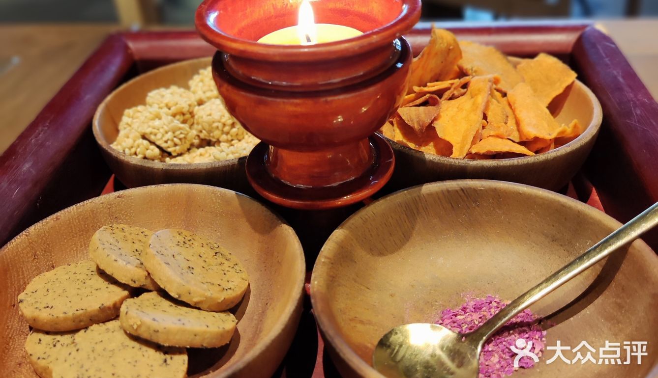 第一次喝藏茶，有点像沱茶，第一次吃藏区点心，感觉就像米花糖