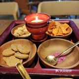 第一次喝藏茶，有点像沱茶，第一次吃藏区点心，感觉就像米花糖