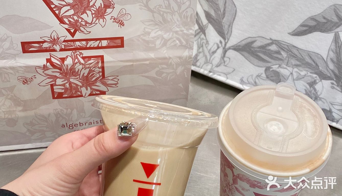 春天就应该来一杯清香的花蜜拿铁☕️ 