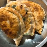 外脆里香的馅饼就做好了，一口咬下去