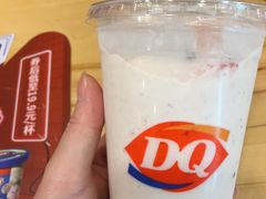 红丝绒蛋糕草莓奶昔-DQ·蛋糕·冰淇淋(大宁国际商业广场店)