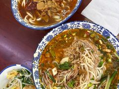 耙肉饵丝-巍山𤆵肉饵丝