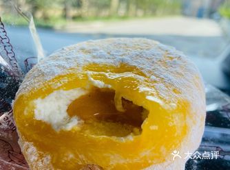 罗森超好吃的蛋黄流沙冰皮月亮蛋糕！