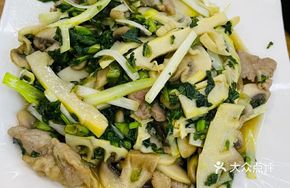 Water Winter Cabbage Mushroom Bamboo Shoot Stir-Fry with Pork
