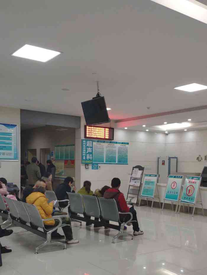 东南医院-"医院门诊部外面的保安像个宝批龙一样,看着.